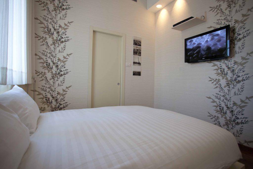 https://golden.spiro-creative.com/wp-content/uploads/2024/07/Templers-Boutique-Hotel-Haifa-traditional-double-room-mandala-.jpg